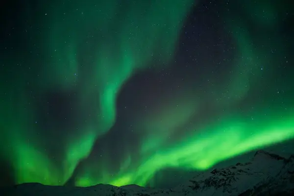 Beau Cliché Aurores Boréales Vert Vif Dessus Des Montagnes Norvège — Photo