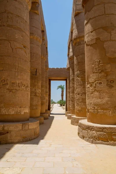 Landscape Ancient Columns Carvings Famous Karnak Temple Sunlight Blue Sky — Stock Photo, Image