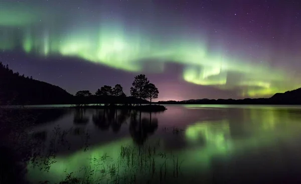 Ένα Όμορφο Τοπίο Της Aurora Πάνω Από Μια Λίμνη Ένα — Φωτογραφία Αρχείου