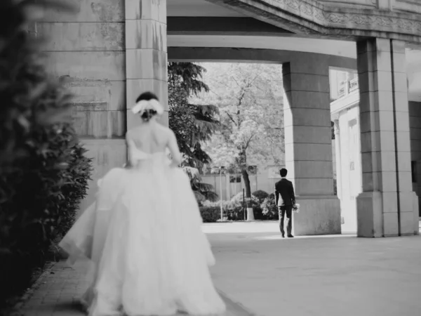 Graustufenaufnahme Einer Braut Die Sich Den Bräutigam Kümmert — Stockfoto