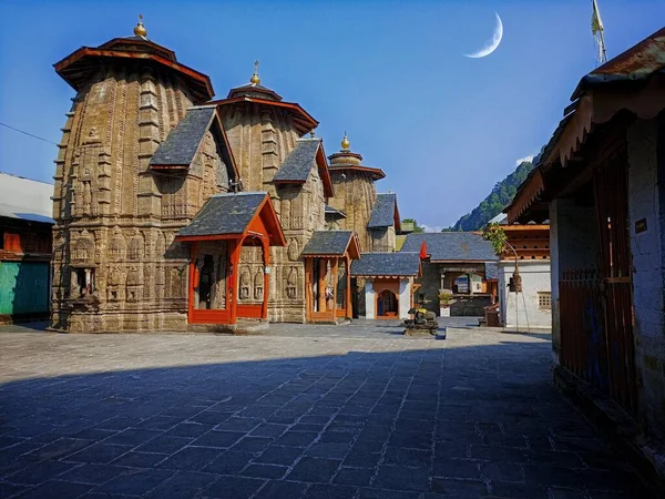 インド プラデーシュ州のラクスマナラーヤン寺院の低角度ビュー — ストック写真
