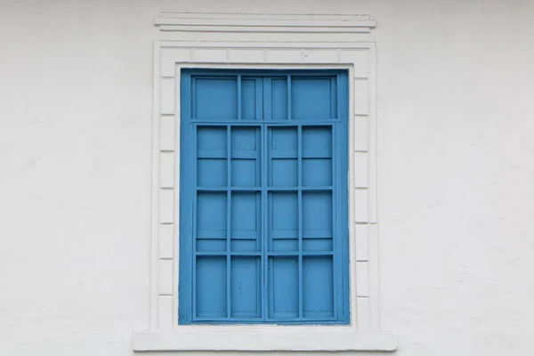 Eine Nahaufnahme Des Blauen Fensters Mit Gittern Und Einem Weiß — Stockfoto