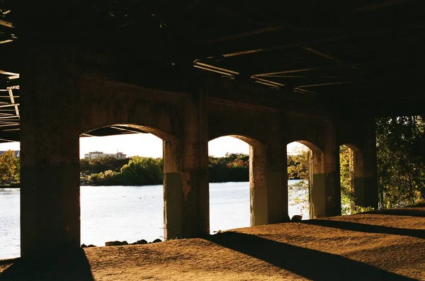 Una Vista Desde Debajo Puente Con Sombra Sus Pilares Río — Foto de Stock