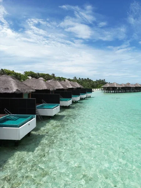 Vertikální Snímek Full Moon Resort Spa Oblačnou Oblohou Pozadí Maledivy — Stock fotografie