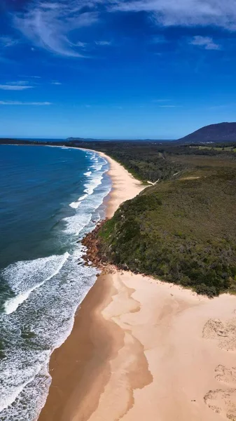 オーストラリアのニューサウスウェールズ州の海岸線に対する海の波の美しい垂直ビュー — ストック写真