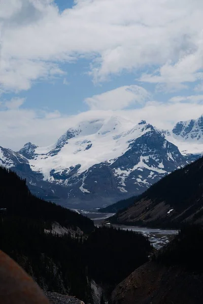 Eine Schöne Szene Vom Schneebedeckten Gipfel Des Berges Unter Einem — Stockfoto