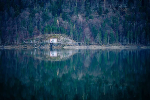 Uma Pequena Casa Beira Lago Contra Árvores Florestais Com Reflexão — Fotografia de Stock