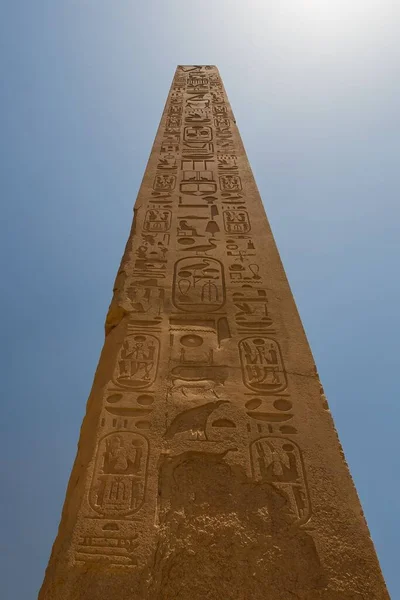 Low Angle Shot Obelisk Hieroglyphs Inscriptions Drawings Luxor Egypt Blue — Stock Photo, Image