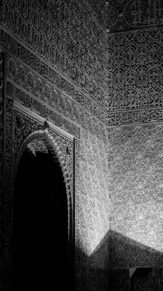 Pionowe Ujęcie Architektury Islamskiej Quranicznymi Napisami Zamku Alhambra — Zdjęcie stockowe
