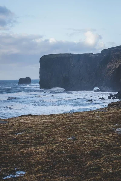 Vertikální Pohled Mořské Vlny Pobřežní Útes Před Modrým Panoramatem Mraky — Stock fotografie