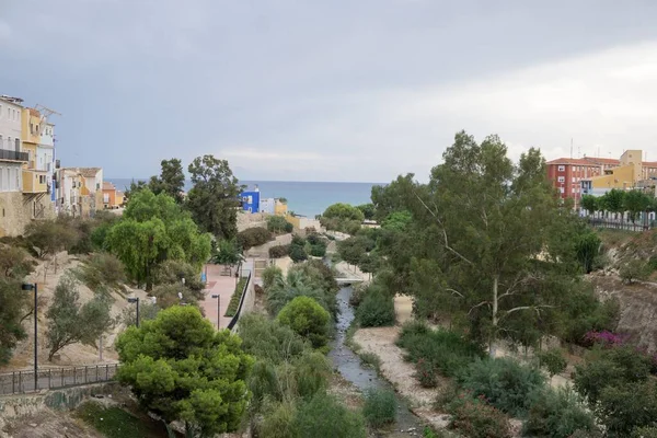 Malá Řeka Alicante Mezi Krásnými Budovami Stromy Mořem Pozadí Španělsko — Stock fotografie