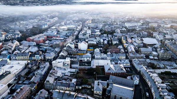Een Luchtfoto Van Ijzige Mist Stad Bij Zonsopgang — Stockfoto