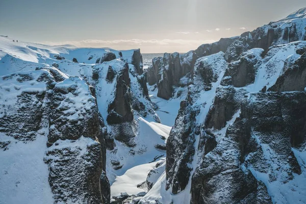 Vista Valle Con Formaciones Rocosas Cubiertas Nieve Día Soleado — Foto de Stock