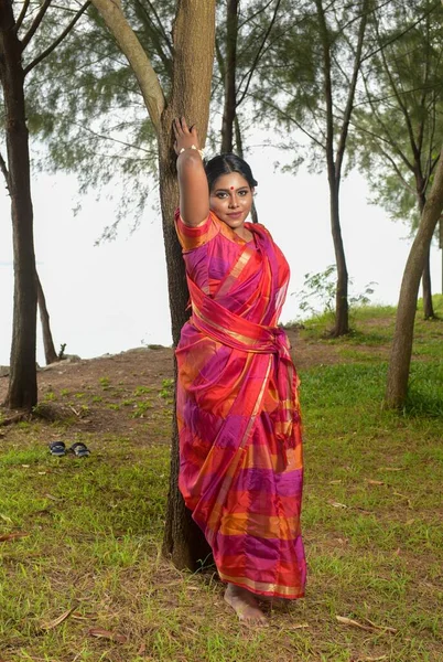一个穿着马来西亚传统服饰的南亚女人在森林里摆出的竖直的姿势 — 图库照片