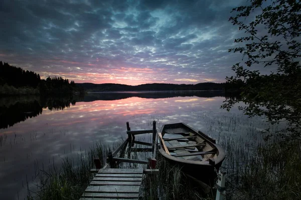 Ein Kleines Holzboot Das Bei Sonnenuntergang Der Nähe Der Beschädigten — Stockfoto