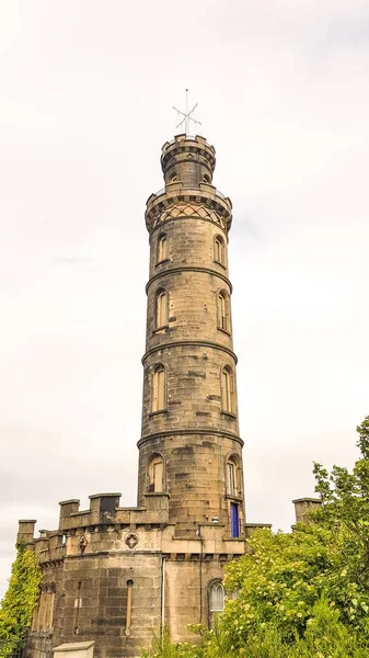 Вертикальный Снимок Башни Памятника Нельсону Эдинбурге Мрачными Облаками — стоковое фото