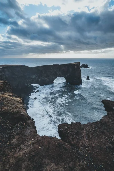 구름낀 해안선의 절벽을 강타하는 파도의 수직높은 — 스톡 사진