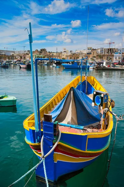 Vista Barcos Pesca Tradicionais Luzzu Antiga Aldeia Mediterrânea Pescadores — Fotografia de Stock