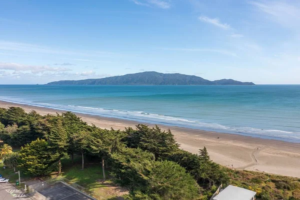 ニュージーランドを背景にカピティ島とワイカナエビーチの美しい景色 — ストック写真