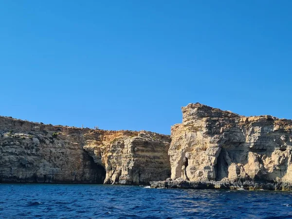 Rotsachtige Kustlijn Kliffen Tegen Blauwe Lucht Malta — Stockfoto