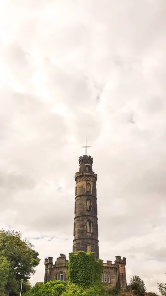 Вертикальный Снимок Памятника Нельсону Облачным Небом Эдинбурге Шотландия — стоковое фото