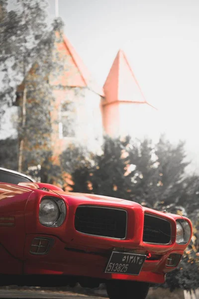 Vista Frontale Verticale Selettiva Pontiac Firebird Rosso Americano Con Targa — Foto Stock