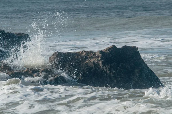 Στη Συνέχεια Νερό Πιτσιλίζει Κοντά Στις Μεγάλες Πέτρες Στην Ακτή — Φωτογραφία Αρχείου