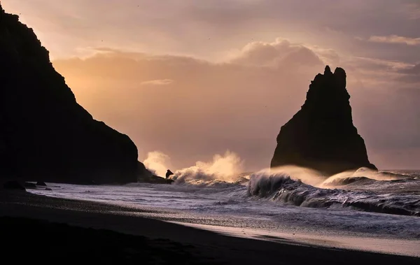 Sylwetka Urwisk Reynisfjara Plaża Silną Morską Falą Zachodzie Słońca Islandii — Zdjęcie stockowe