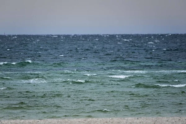 Die Blauschattigen Wellen Des Ozeans Unter Einer Blauen Skyline — Stockfoto