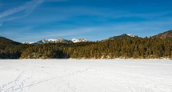 Paesaggio Invernale Delle Montagne Con Lago Ghiacciato Eibsee — Foto Stock