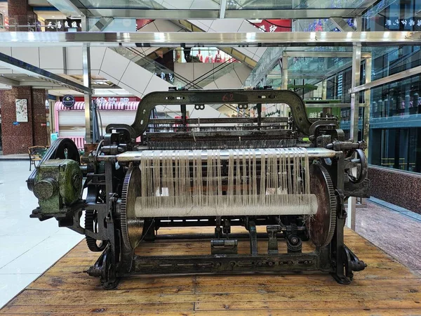 Uma Velha Máquina Tecelagem Grande Suporte Madeira Dentro Museu — Fotografia de Stock