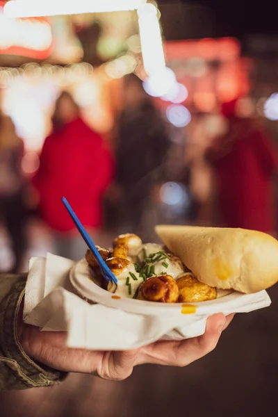 Uma Mão Humana Segurando Comida Deliciosa Mercado Natal — Fotografia de Stock