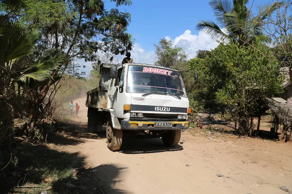 Een Isuzu Vrachtwagen Die Rijdt Landweg Ukunda Kenia — Stockfoto