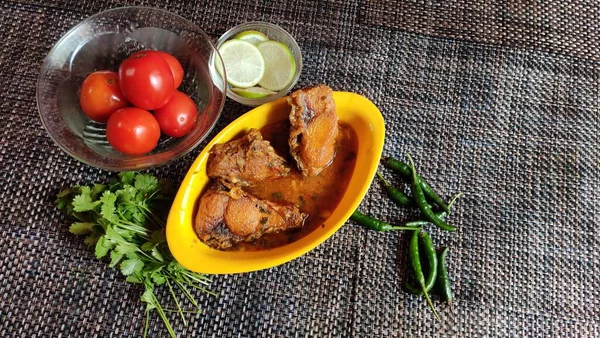 Överblick Över Kyckling Curry Gul Skål Med Grönt Och Grönsaker — Stockfoto