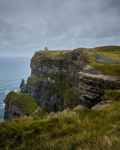 Een Schilderachtig Verticaal Uitzicht Immer Groene Kliffen Van Moher Ierland — Stockfoto