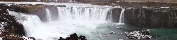Panoramautsikt Över Ett Vackert Vattenfall Nära Klipporna Island — Stockfoto