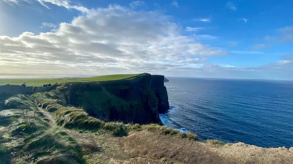 Een Luchtfoto Van Prachtige Cliff Moher Boven Water Ierland — Stockfoto