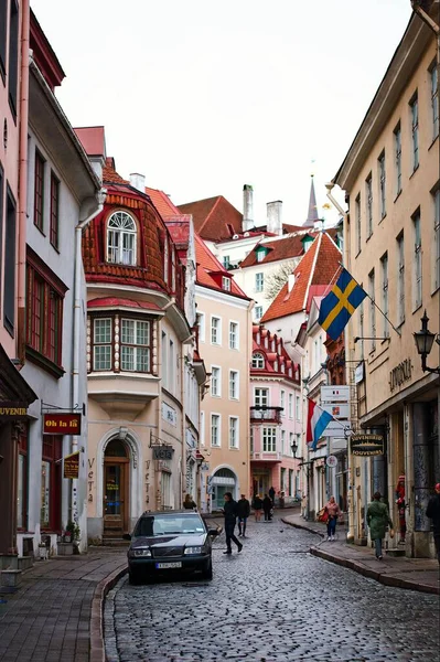 旧市街タリンの古い建物と古い石畳の通りの垂直方向 — ストック写真
