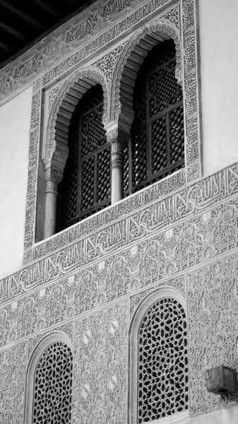 Pionowe Ujęcie Architektury Islamskiej Quranicznymi Napisami Zamku Alhambra — Zdjęcie stockowe