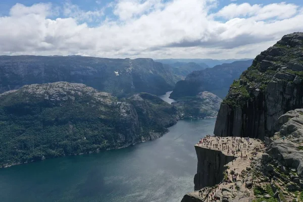 Una Vista Aerea Delle Persone Sulla Scogliera Pulpit Rock Norvegia — Foto Stock
