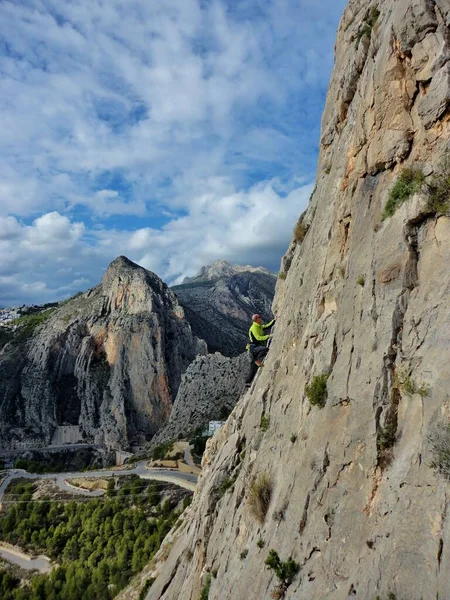 Eine Vertikale Aufnahme Eines Bergsteigers Bei Der Besteigung Des Berges — Stockfoto
