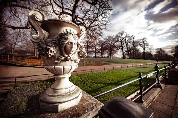 Close Vaso Esculpido Jardim Italiano Kensington Londres Reino Unido — Fotografia de Stock