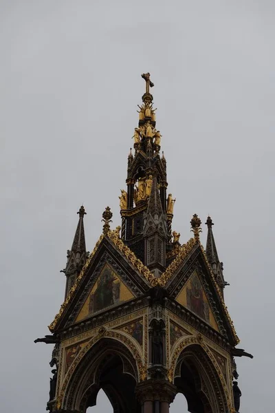 Eine Vertikale Aufnahme Des Prince Albert Memorial Mit Grauem Himmel — Stockfoto