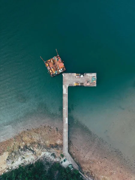 Una Toma Vertical Muelle Orilla Con Capas Color Mar —  Fotos de Stock