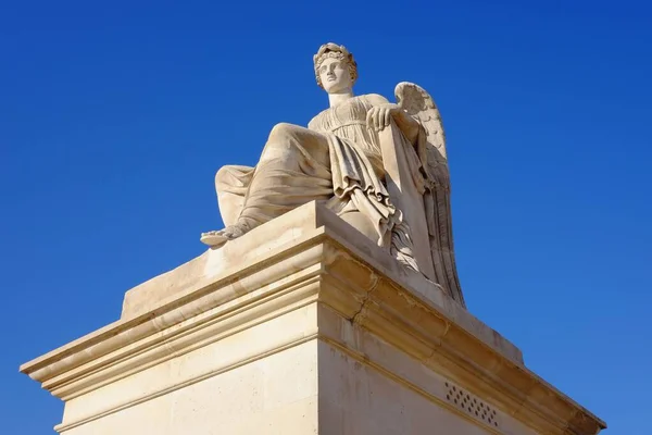 Niskokątne Ujęcie Posągu Zwycięskiej Francji Jako Siedzącego Anioła Pobliżu Luwru — Zdjęcie stockowe