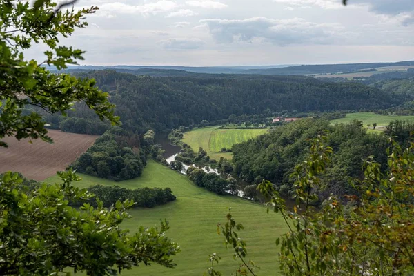 チェコ共和国の森林に覆われた山々の間のベルヌカ川 — ストック写真