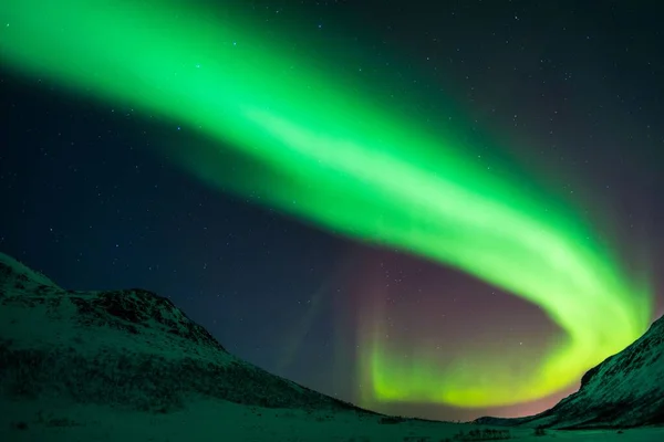 在挪威的山上 一道美丽的明亮的绿色极光拍出了北极光 — 图库照片