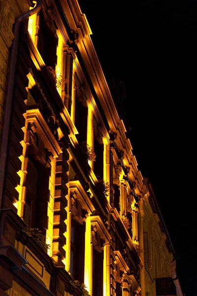 Plano Vertical Edificio Con Luces Por Noche — Foto de Stock