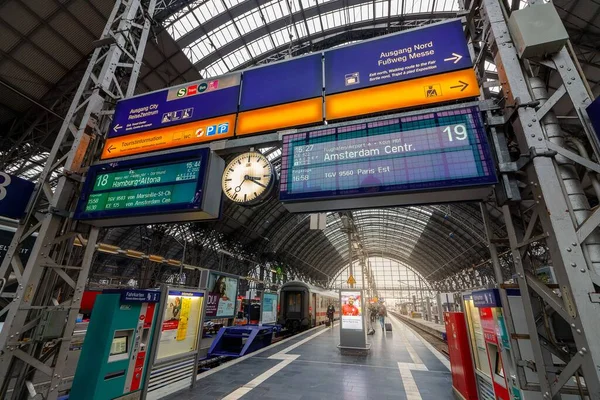 Frankfurts Centralstation Med Skyltar För Byte Tåg Till Amsterdam Och — Stockfoto