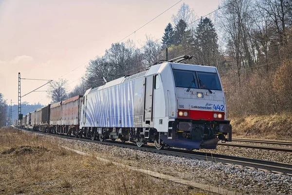 Trem Carga Lokomotion Classe 186 Estrada Através Assling Alemanha Durante — Fotografia de Stock